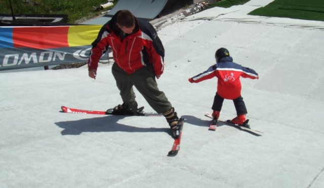  专业教练的滑雪课程 